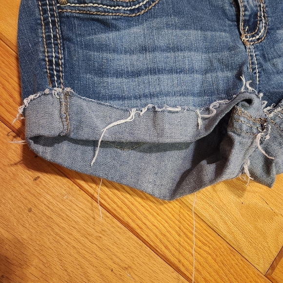 Maurices size 9/10 denim Cuffed And Frayed Bottom Short Shorts - Picture 4 of 11